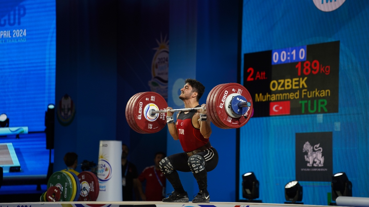 Ozbek Muhammed Furkan performing a clean and jerk (Torokhtiy Weightlifting)
