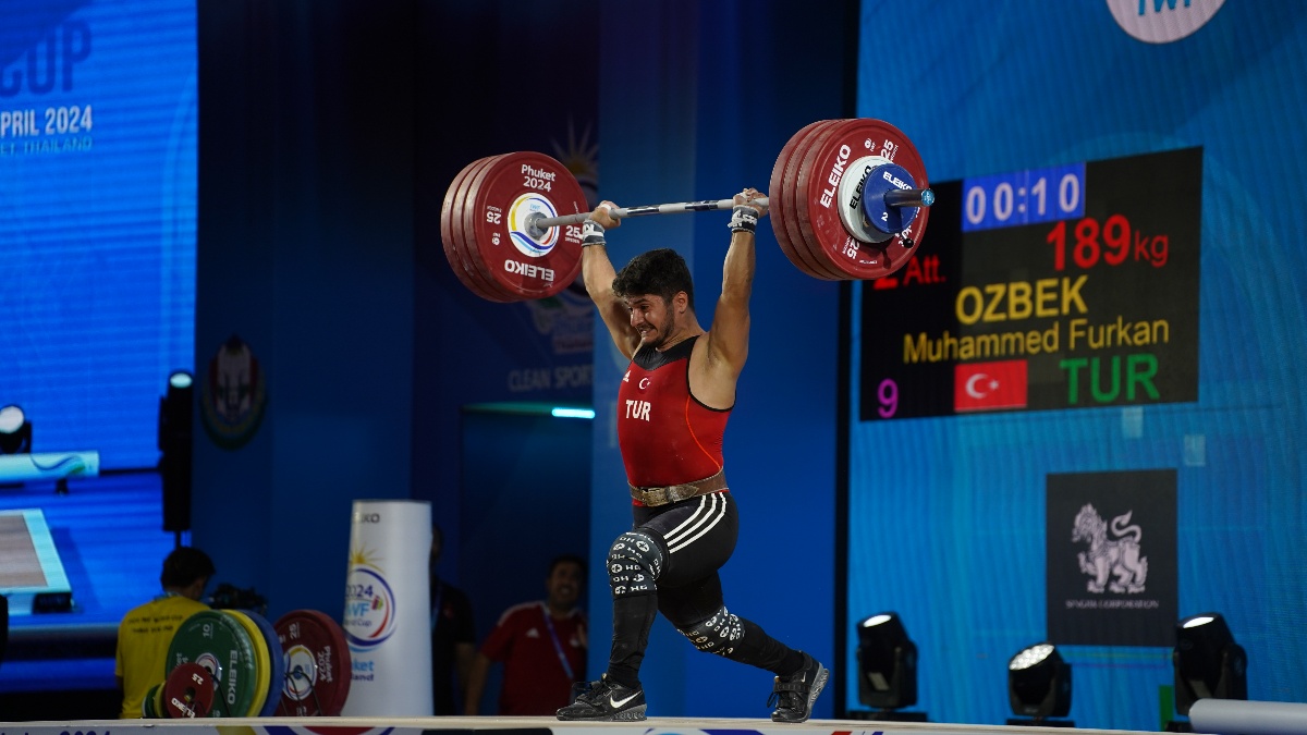 Ozbek Muhammed Furkan lifting heavy barbell overhead (Torokhtiy Weightlifting)