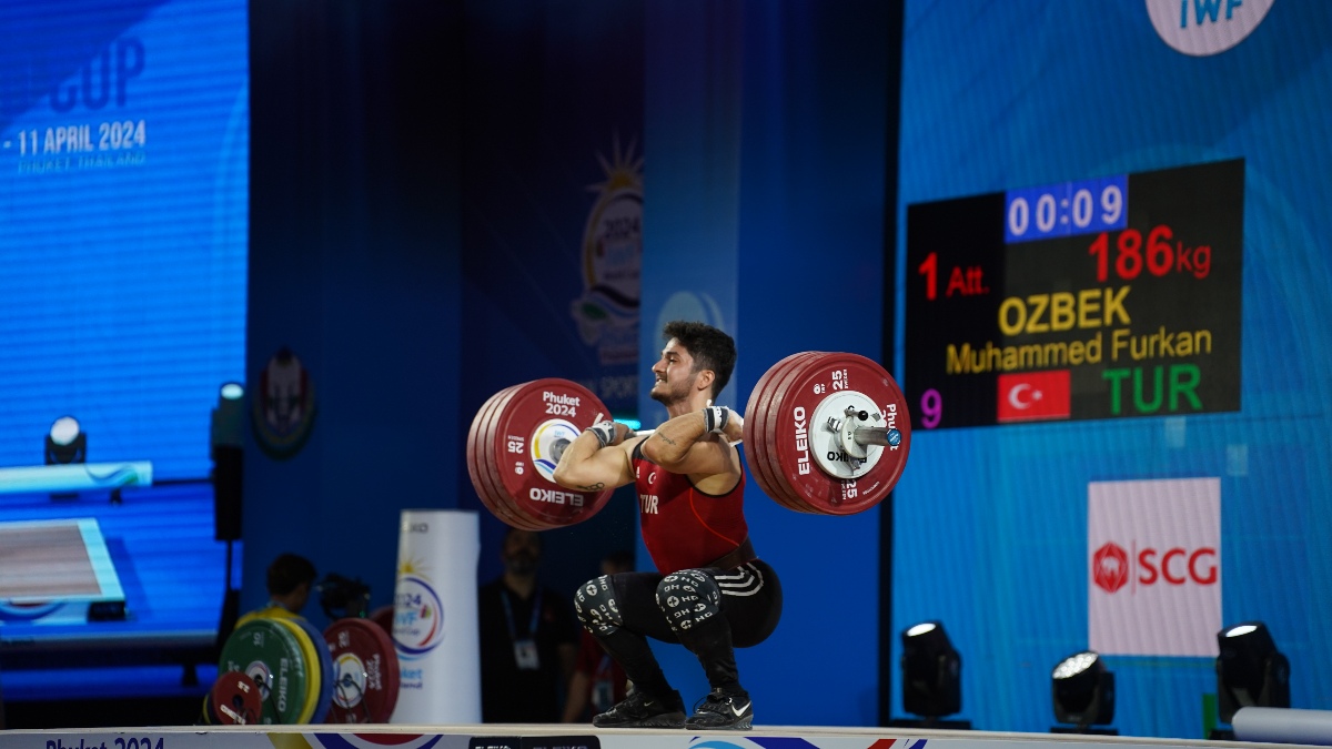 Ozbek Muhammed Furkan preparing for a lift (Torokhtiy Weightlifting)
