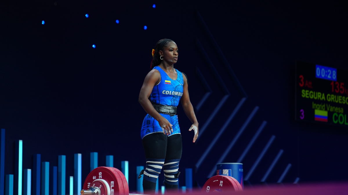 Segura Vanesa preparing for competition (Torokhtiy Weightlifting)